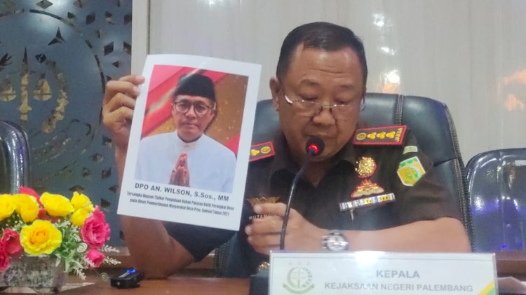 Kajari Palembang, Hutamrin menunjukan foto Wilson yang masuk DPO dalam kasus seragam batik desa/ist