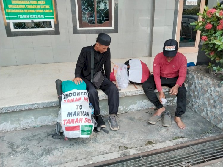 Eko Purwanto dan Muhammad Eka Sandy ekspedisi jalan kaki ke Mekkah demi beribadah haji/Foto: Fauzi