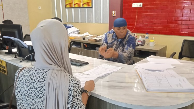 Korban saat membuat laporan ke polisi. (ist/rmolsumsel.id) 