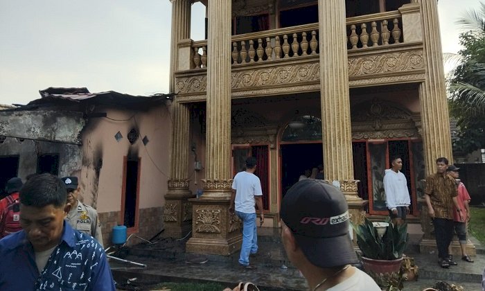 Rumah mewah yang terbakar karena ditinggal pemilik ke luar kota/Fauzi