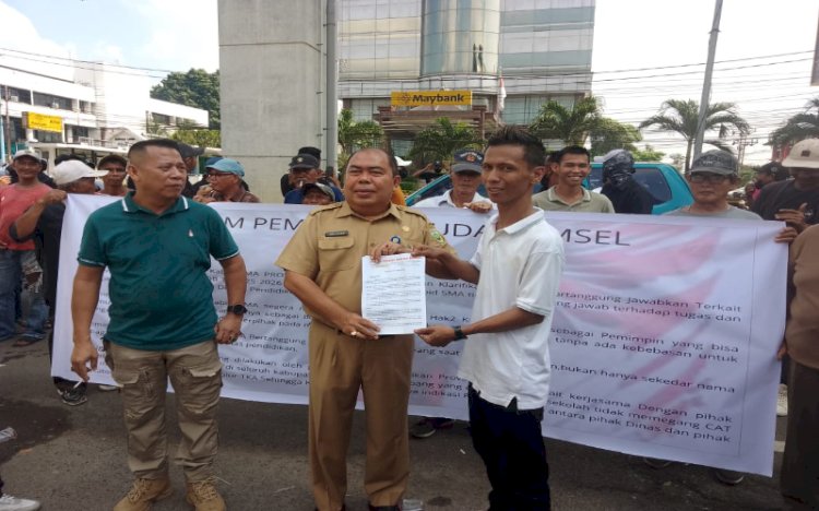 Puluhan massa yang tergabung dalam Forum Pemuda Garuda Sumatera Selatan (FPGSS) mendatangi Kantor Dinas Pendidikan (Disdik) Sumsel/ist