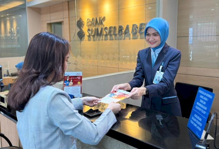 Karyawan BSB meberikan pelayanan kepada nasabah/ist
