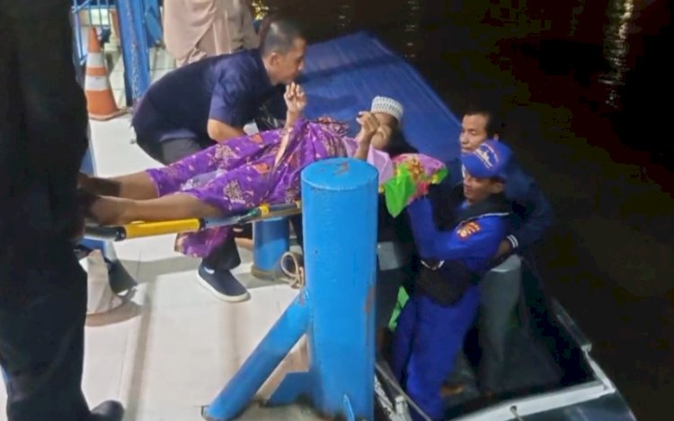 Personel Polairud Polda Sumsel Pos Pangkalan Sandar Upang saat mengevakuasi pasien ibu hamil yang akan melahirkan di Rumah Sakit Pelabuhan Boom Baru Palembang/ist