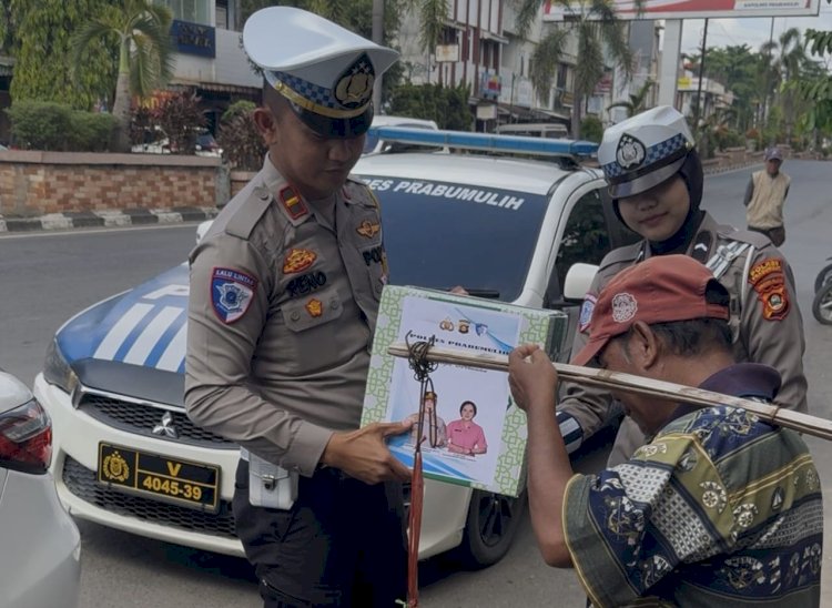 Satlantas Polres Prabumulih saat membagikan baksos. (ist/rmolsumsel.id) 