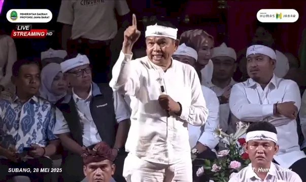 Gubernur Jawa Barat Dedi Mulyadi meluapkan kemarahannya di acara Nganjang ka Warga di Desa Sukamandi Jaya, Kecamatan Ciasem, Kabupaten Subang, Jawa Barat Rabu malam kepada suporter Persikas/repro