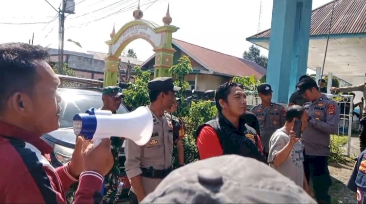 Masa aksi berorasi di Kantor Camat Tanjung Sakti/ist