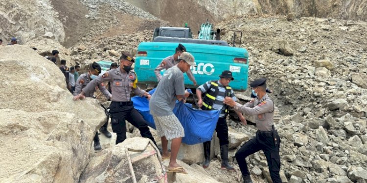 Petugas membawa salah satu korban jiwa dalam insiden tanah longsor di Tambang Galian C Gunung Kuda, Desa Cipanas, Kecamatan Dukupuntang, Cirebon, Jawa Barat, Jumat, 30 Mei 2025/Istimewa