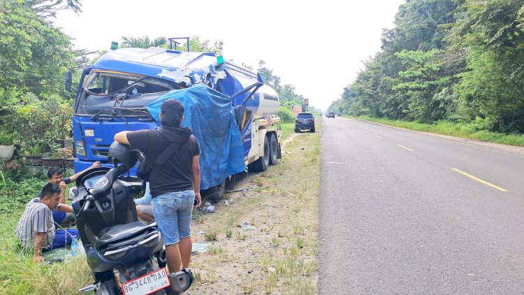 Truk tangki pengangkut bahan bakar minyak (BBM) jenis solar mengalami kecelakaan lalu lintas di Jalan Lintas Prabumulih–Muara Enim, tepatnya di depan SMP Negeri 10 Prabumulih, Kelurahan Cambai, Kecamatan Cambai, Kota Prabumulih, pada Sabtu pagi (31/5/2025) sekitar pukul 06.30 WIB. (RMOLSumsel.id)