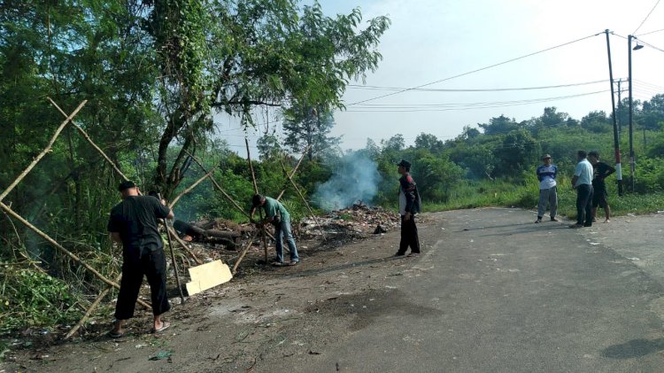 Warga Perumnas Griya Sriwijaya Kartini, Kelurahan Sukajadi, Kecamatan Prabumulih Timur, memprotes keras penggunaan akses jalan menuju perumahan mereka sebagai Tempat Pembuangan Sampah (TPS). (RMOLSumsel.id)