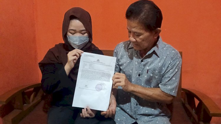 Seorang wanita muda berinisial SA (23) yang menjadi korban penganiayaan mantan pacar. (Denny Pratama/RMOlSumsel.id)