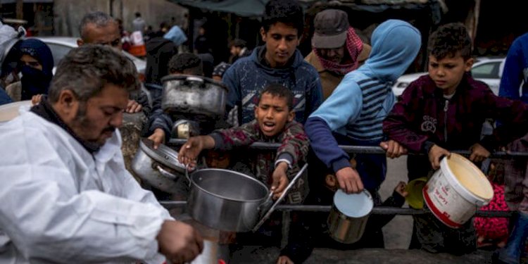 Warga Palestina saat mengantre bantuin makanan di Gaza/Net