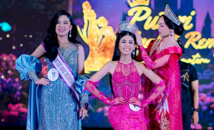 Kalinka Shereen Shaquilla saat menerima mahkota penghargaan Puteri Anak Indonesia Sumsel 2025. (dok Chila/rmolsumsel.id)
