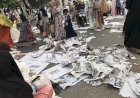 Sampah Koran Bekas Alas Salat Kembali Menumpuk Usai Sholat Id di Kawasan Ampera