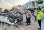 Pajero Sport Terguling Usai Tabrak Median Jalan, Sopir Alami Luka Robek di Kepala