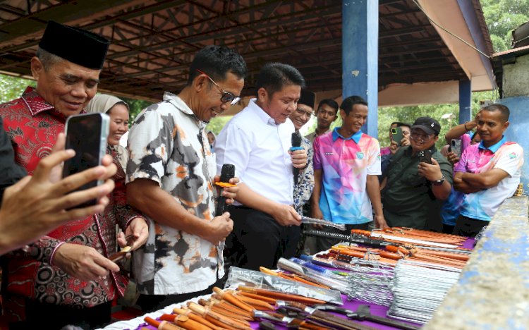 Gubernur Sumsel Herman Deru saat meninjau hasil kerajinan besi masyarakat Ogan Ilir/ist