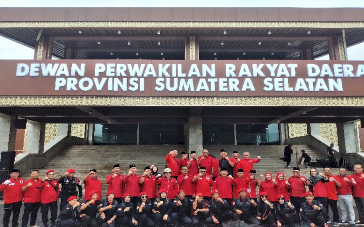 Dalam rangka memperingati Hari Lahir Pancasila, DPD PDI Perjuangan Sumatera Selatan (Sumsel) menggelar upacara dan serangkaian kegiatan bertajuk "Regenerasi dan Pendalaman Ideologi" di Lapangan Gedung DPRD Sumsel/Foto:Dudi