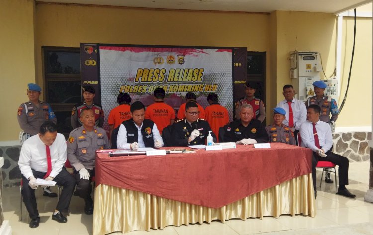 Keempat tersangka pencurian buah sawit dihadirkan dalam press rilis di Polres OKU/ist