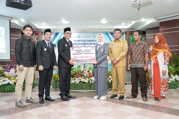 Bupati Toha Serahkan Bantuan Living Cost Rp27,6 Juta kepada Mahasiswa Asal Muba/ist