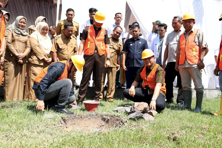 Peletakan batu pertama pembangunan IGD RSUD OKU Timur/ist