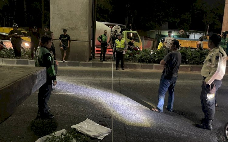 Anggota Satlantas Polrestabes Palembang saat melakukan olah TKP kecelakaan di Jalan Kolonel H Burlian KM 7 Palembang /ist