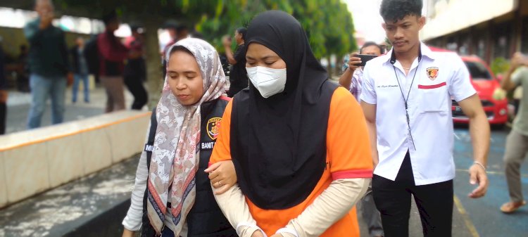 Tersangka Tika Wulandari alias Prita Wulan Kencana saat dihadirkan dalam pres rilis di Polres Lubuklinggau/Foto: Ansyori