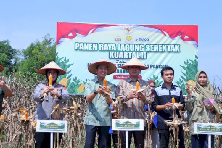 Wali Kota Palembang Ratu Dewa mengikuti Zoom Meeting panen raya jagung kuartal II secara serentak bersama Presiden Republik Indonesia, Prabowo Subianto/ist