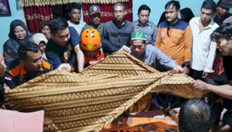 Tim SAR saat mengantarkan jenazah ke rumahnya/Foto:Dokumen Basarnas