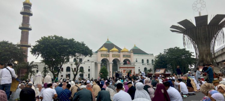 Masyarakat Palembang memadati halaman air mancur depan Masjid Agung Sultan Mahamud Badaruddin Jayo Wikramo hingga ke atas jembatan Ampera untuk melaksanakan shalat Idul Adha, Jumat (6/6/2025). (RMOLSumsel.id)