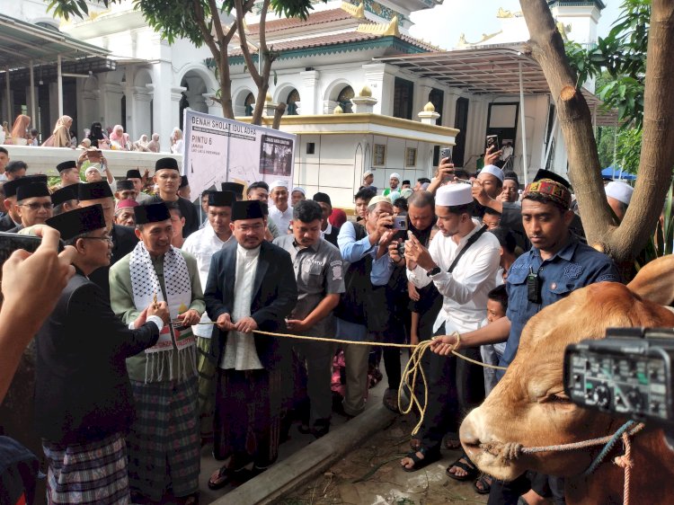  Wali Kota Palembang Ratu Dewa saat menyerahkan sapi kurban di Masjid Agung. (Dudi Oskandar/RMOLSumsel.id)
