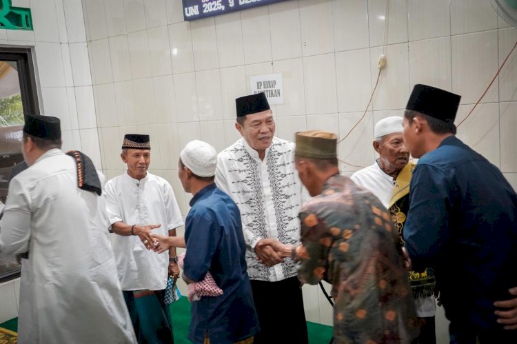 Bupati Muba H. M. Toha, SH bersama Ketua TP PKK Hj. Patimah Toha melaksanakan Shalat Idul Adha di Masjid At-Tauhid, Desa Sungai Angit. (Handout)