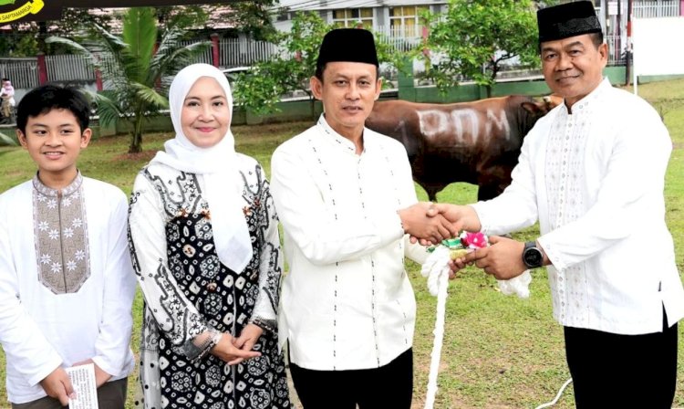 Pangdam II/Sriwijaya Mayjen TNI Ujang Darwis, M.B.A., menyerahkan secara simbolis hewan kurban kepada Ketua Panitia Kurban, Kabintaljarahdam II/Sriwijaya Kolonel Kav A. Edi Supriyadi, dalam sebuah acara yang berlangsung khidmat di halaman Masjid Ariadh Bintaljarahdam II/Sriwijaya, Jumat (6/6/2025). (Handout)