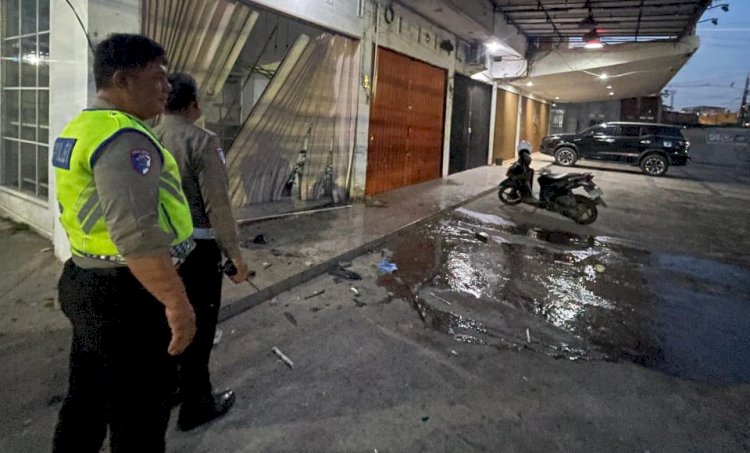 Anggota Satlantas Polrestabes Palembang melakukan olah TKP kecelakaan lalu lintas di Jalan Dr M Isa Palembang/ist