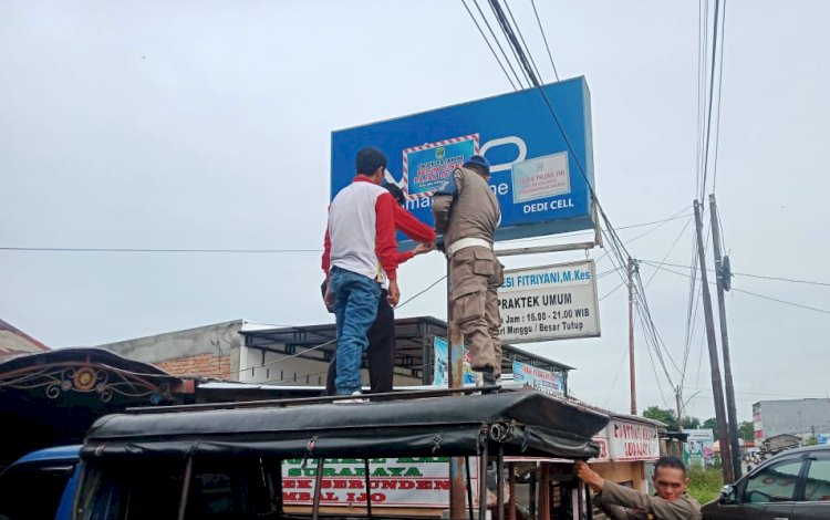 Tim Bapenda melakukan penertiban reklame yang belum melunasi kewajiban pajak /ist