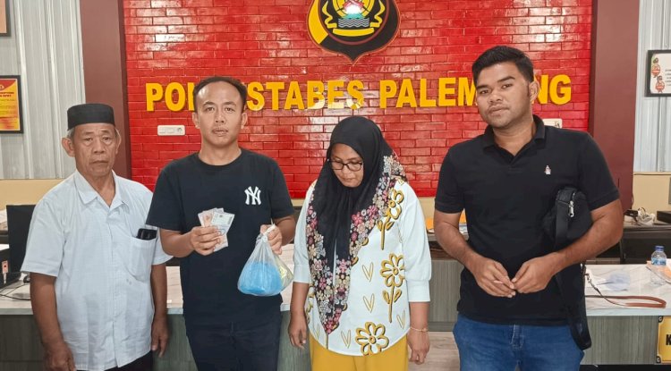 Gegara nekat berbelanja menggunakan uang palsu pecahan Rp10 ribu, Harneti (43) digelandang ke ruang pengaduan Sentra Pelayanan Kepolisian Terpadu untuk mempertanggungjawabkan perbuatannya/ist