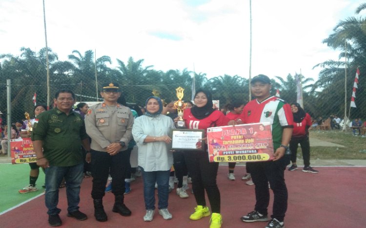 Anggota DPRD Provinsi Rita Suryani saat menyerahkan hadia kepada pemenang/Foto: Alam
