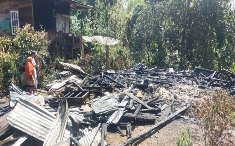 Sebuah rumah tradisional milik warga di Dusun Tinggi Hari, Kelurahan Tumbak Ulas, Kota Pagar Alam, hangus terbakar/ist