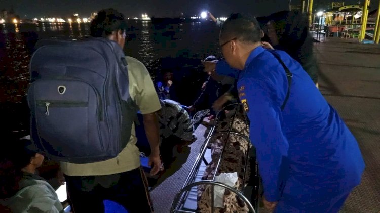 jenazah Doni, warga Desa Upang yang menderita penyakit kelenjar tiroid tiba di rumah duka dengan menggunakan ambulans apung/ist