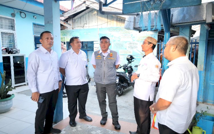 Sekretaris Daerah (Sekda) Kota Palembang, Aprizal Hasyim, meninjau langsung kondisi Sekolah Dasar Negeri (SDN) 75 Palembang/ist