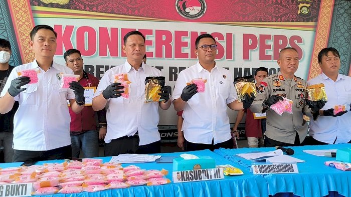Ditresnarkoba Polda Sumsel saat memberikan keterangan resmi terkait penangkapan empat kurir narkoba/Foto: Fauzi