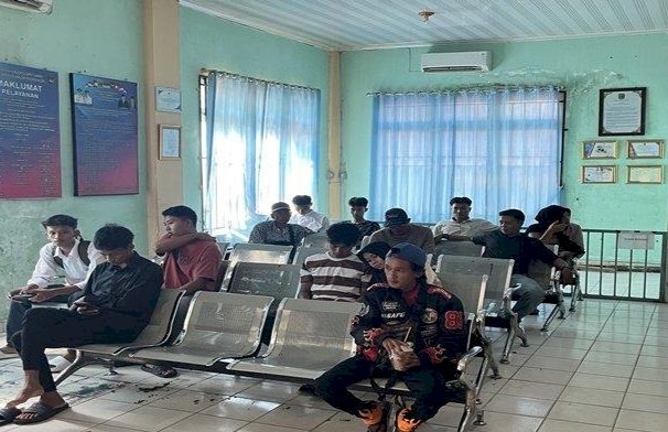 Warga yang sedang mengurus e-KTP di Dinas Dukcapil Empat Lawang/ist