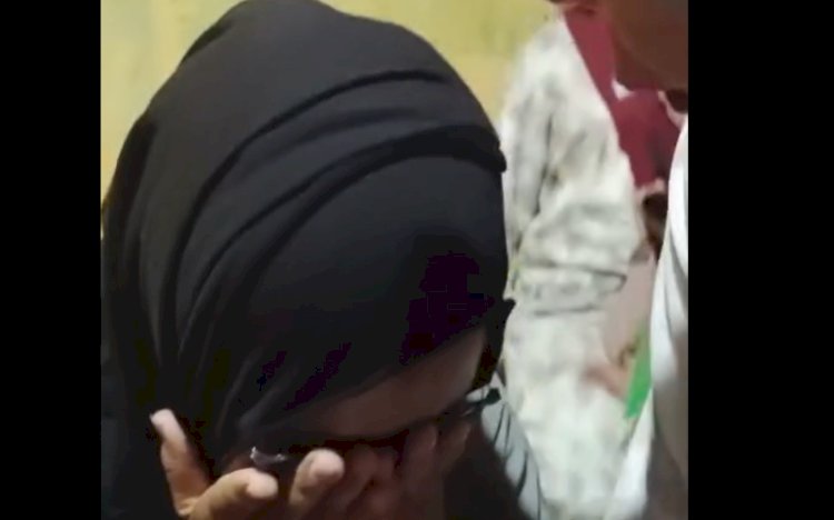 Sebuah video yang memperlihatkan seorang wanita muda tertangkap tangan mencuri saat acara hajatan di kawasan Dusun Tinggi Hari, Kelurahan Tumbak Ulas, Kota Pagar Alam, viral di media sosial/handout