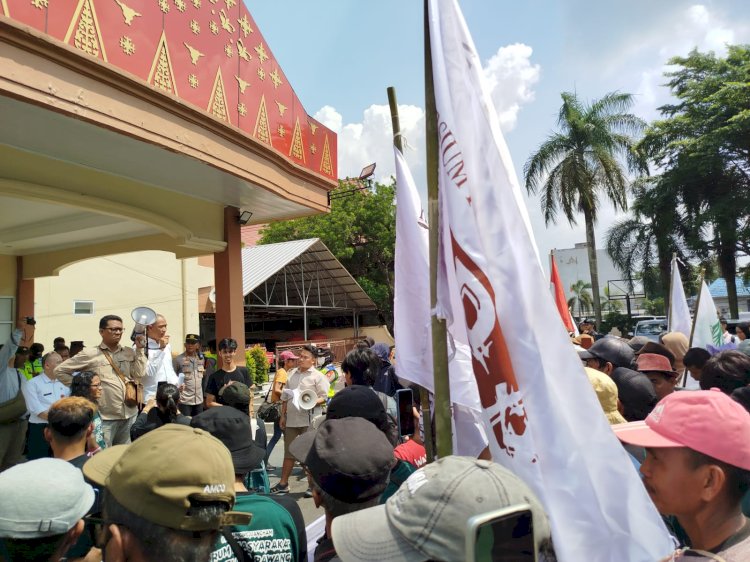 Aksi unjuk rasa warga Desa Lebung Itam, OKI di BPN Sumsel/handout