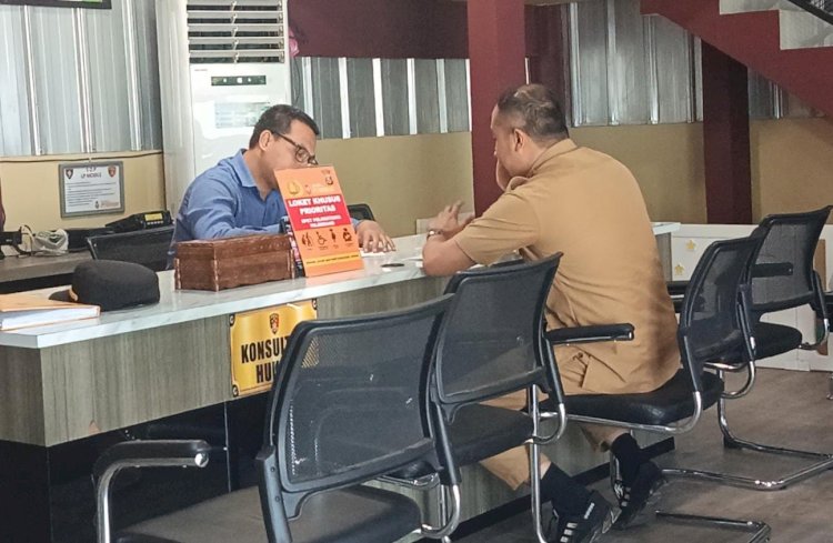 Merasa tidak terima sudah dikeroyok oleh teman sekantor, seorang honorer Dinas PUPR Kota Palembang Dea Demai Kopaba (36) mendatangi Polrestabes Palembang/ist
