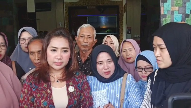 Nia istri korban didampingi kuasa hukum Putri Maya Rumanti saat diwawancarai awak media/handout