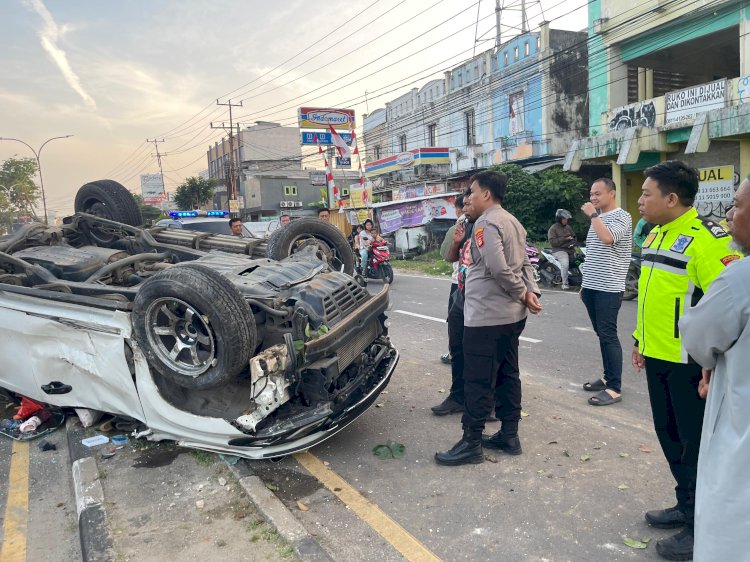 Mobil milik korban yang terbalik usai mengalami kecelakaan. (ist/rmolsumsel.id)