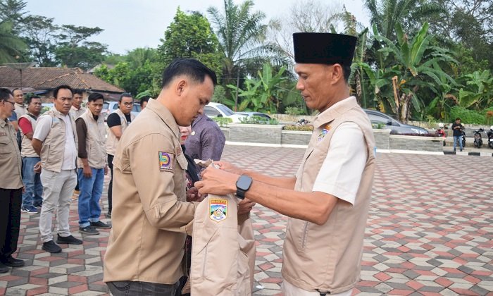 Wabup Muratara, Junius Wahyudi saat melepas Satgas PAD Muratara untuk mencari potensi pajak baru/ist