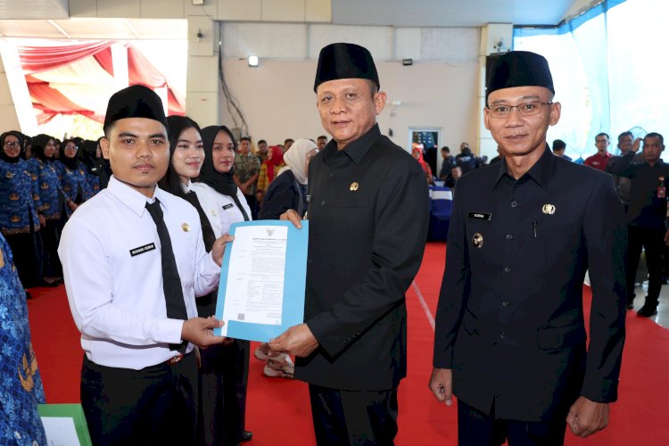 Bupati OKU Timur Lanosin menyerahkan SK pengangkatan ASN secara simbolis/ist