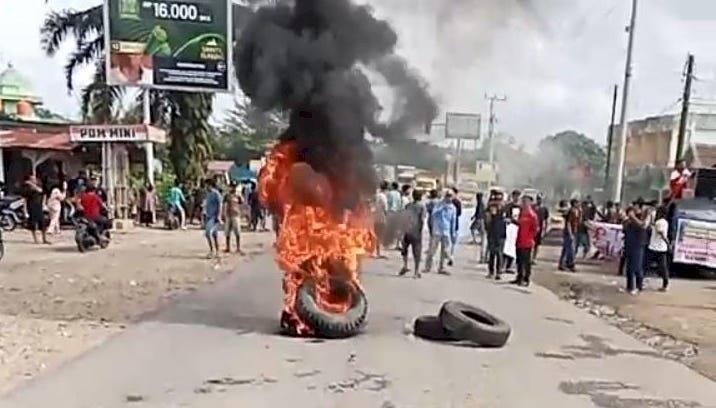 Aksi blokir Jalinsum Muratara dimana massa menolak aktivitas tambang ilegal yang membuat aliran sungai menjadi keruh/ist