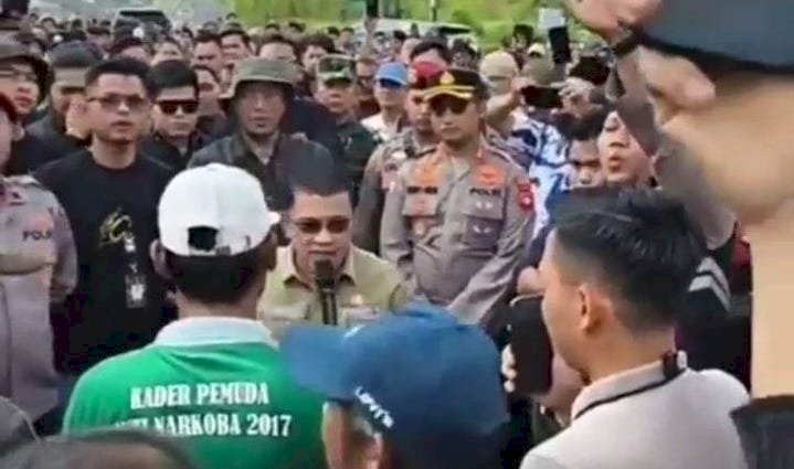 Bupati Kabupaten Musi Rawas Utara (Muratara) Devi Suhartoni sempat tersulut emosi saat menemui pendemo yang melakukan aksi demo blokir Jalinsum di Rawas Ulu dengan bakar ban terkait aktivitas tambang emas ilegal/ist