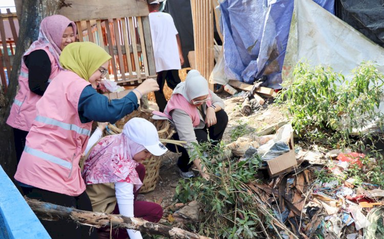 Memperingati Hari Lingkungan Hidup Sedunia, PT PLN (Persero) Unit Induk Distribusi Sumatera Selatan, Jambi, dan Bengkulu (UID S2JB) menggelar aksi bersih-bersih lingkungan/ist